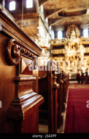 Dettaglio colpo di incisioni alla fine della seduta panche nella chiesa della pace a Swidnica, Slesia, Polonia. Foto Stock