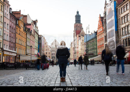 Il 22 ottobre 2016 di Wroclaw, Polonia. Donna con il suo ritorno alla telecamera si erge nella piazza principale del mercato a Wroclaw in Polonia. Foto Stock