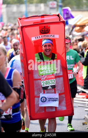 Warren Lance Brook Edwicker che corre nella maratona di Londra del 2017 vicino al Tower Bridge come una cabina telefonica rossa Foto Stock