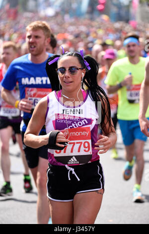 Jennifer Kelly che corre alla maratona di Londra del 2017 vicino al Tower Bridge Foto Stock