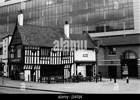 Sheffields è nuovissimo blocco ufficio che domina il vecchio Queens Head, Pond Hill, Sheffield. Foto Stock