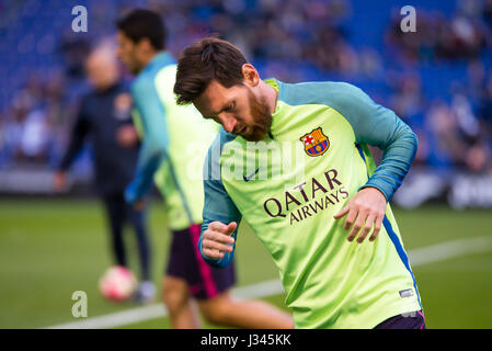 Barcellona - Apr 29: Lionel Messi gioca in La Liga match tra RCD Espanyol e FC Barcellona a RCDE Stadium il 29 aprile 2017 a Barcellona, Spai Foto Stock