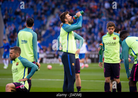 Barcellona - Apr 29: Gerard Pique svolge presso la Liga match tra RCD Espanyol e FC Barcellona a RCDE Stadium il 29 aprile 2017 a Barcellona, Spai Foto Stock