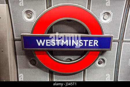 Londra, Inghilterra - marzo 30: metropolitana la stazione della metropolitana di Westminster a Londra il 30 marzo 2017. La metropolitana di Londra è la più antica ferrovia sotterranea nel mondo che copre 402 km di piste Foto Stock