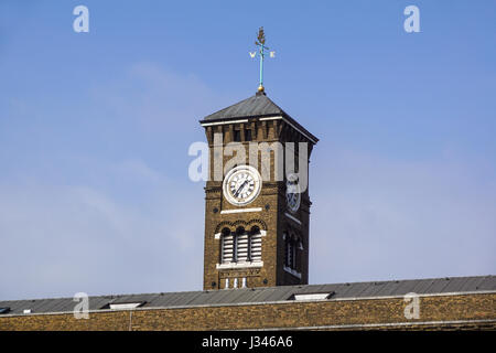 Orologio e facciata di Canary Wharf Tower a Londra città Foto Stock