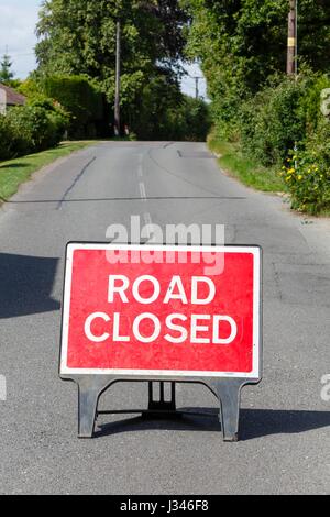 Cartello stradale su una strada che mostra una chiusura della strada Foto Stock