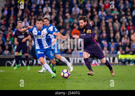 Barcellona - Apr 29: Lionel Messi gioca in La Liga match tra RCD Espanyol e FC Barcellona a RCDE Stadium il 29 aprile 2017 a Barcellona, Spai Foto Stock