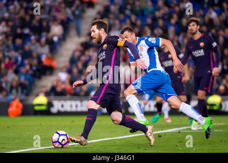 Barcellona - Apr 29: Lionel Messi gioca in La Liga match tra RCD Espanyol e FC Barcellona a RCDE Stadium il 29 aprile 2017 a Barcellona, Spai Foto Stock