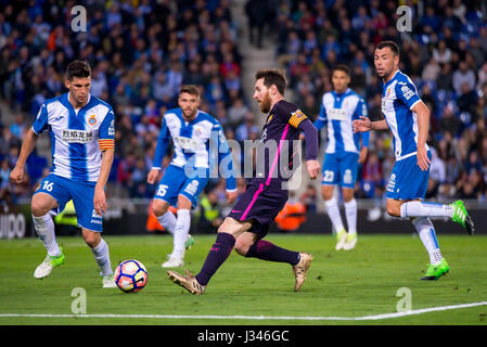 Barcellona - Apr 29: Lionel Messi gioca in La Liga match tra RCD Espanyol e FC Barcellona a RCDE Stadium il 29 aprile 2017 a Barcellona, Spai Foto Stock