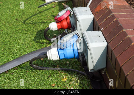 Una presa elettrica timer con cavo collegato. Questo è utilizzata all'esterno con tempo umido che potrebbe presentare un problema di sicurezza. Gocce d'acqua sul rivestimento. Foto Stock