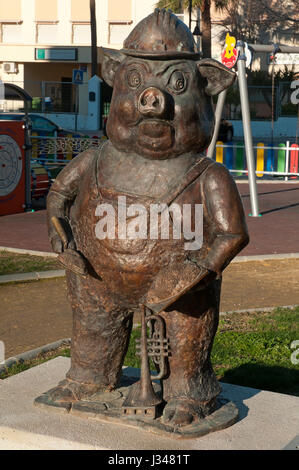 Statua del Three Little Pigs, Fantasy Park, Fuengirola, Malaga provincia, regione dell'Andalusia, Spagna, Europa Foto Stock