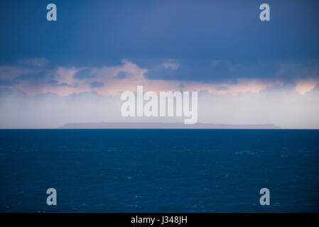 Isola di Lundy circondato da maltempo visto dal punto di Bull in North Devon, Inghilterra, Regno Unito Foto Stock