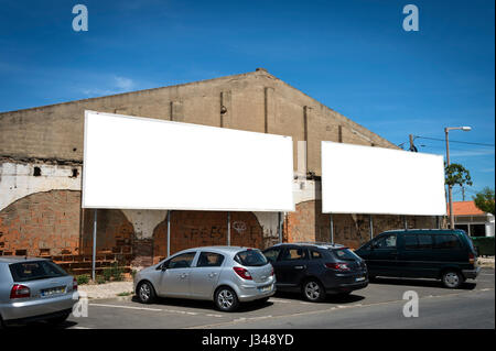 Due blank pannelli pubblicitari in ambiente urbano con cielo blu Foto Stock