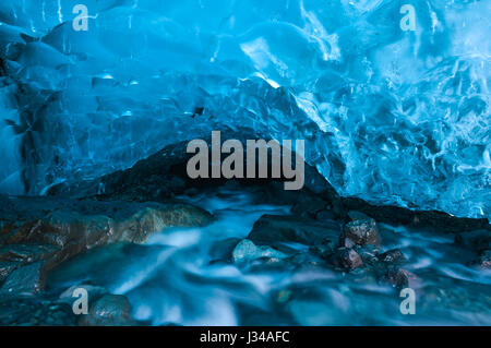 Una caverna di ghiaccio, formata sotto il ghiacciaio Vatnajokull (uno dei più grandi ghiacciai del mondo) bagnata dal blu elettrico colore del ghiacciaio Foto Stock