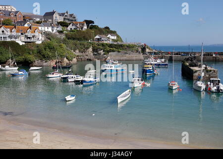 NEWQUAY, Cornwall, Regno Unito - 1 Maggio 2017: alta pressione produce chiari cieli soleggiati su Newquay Harbour durante una molla di alta marea. Il porto risale al 1 Foto Stock