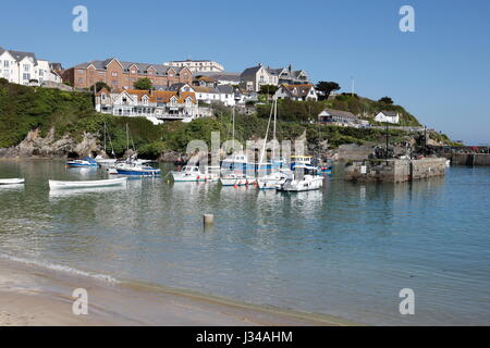 NEWQUAY, Cornwall, Regno Unito - 1 Maggio 2017: alta pressione produce chiari cieli soleggiati su Newquay Harbour durante una molla di alta marea. Il porto risale al 1 Foto Stock