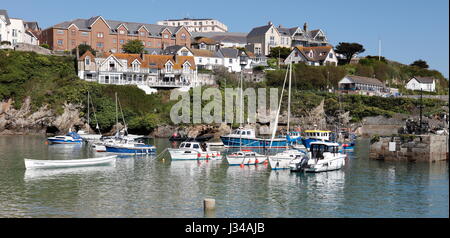 NEWQUAY, Cornwall, Regno Unito - 1 Maggio 2017: alta pressione produce chiari cieli soleggiati su Newquay Harbour durante una molla di alta marea. Il porto risale al 1 Foto Stock