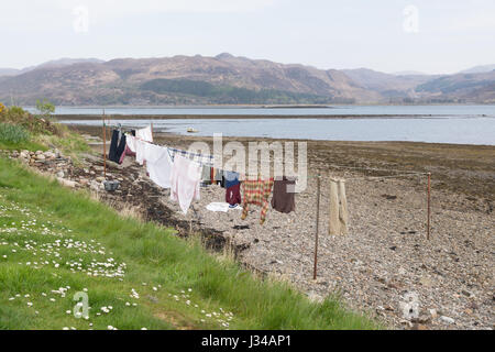 Stendibiancheria sulla linea di lavaggio sulla spiaggia di Lochcarron nelle Highlands scozzesi Foto Stock