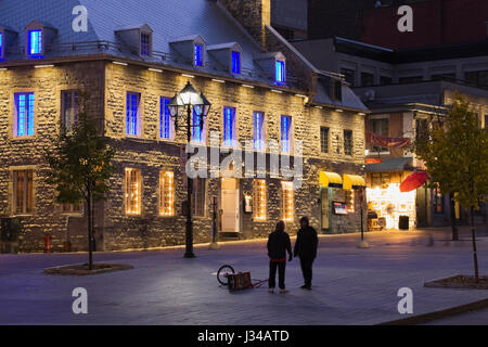 Vecchio stile architettonico edificio (1808) illuminata di notte sul posto Jacques Cartier, la Vecchia Montreal, Quebec, Canada Foto Stock