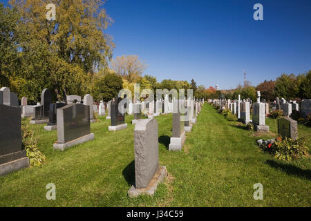 Righe di lapidi a Notre Dame des Neiges cimitero sulla Mount Royal in autunno, Montreal, Quebec, Canada. Foto Stock