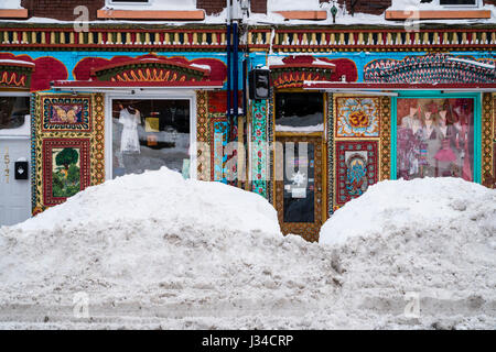 Pesante caduta di neve blocca l'accesso delle piccole e medie imprese in downtown Halifax, Nova Scotia, Canada. Foto Stock