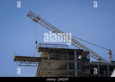 Gru a torre si sposta a battenti modulo utilizzato per il supporto di calcestruzzo riversa in edifici alti. Foto Stock