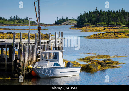 Una barca legata a una banchina in scenic Stonehurst, vicino a rocce di colore blu e Lunenburg, Nova Scotia, Canada. Foto Stock