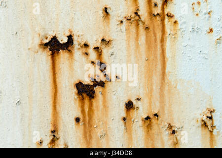 Acciaio arrugginito parete, una volta dipinta. Foto Stock