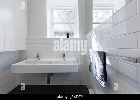 Doppio lavabo specchio vanity in bianco e moderno bagno ristrutturato in edificio storico in orizzontale Foto Stock