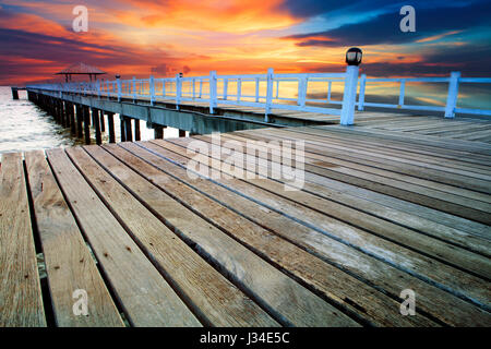 Pontili in legno e il Padiglione del mare in scena con dusky sky utilizzare per lo sfondo naturale ,sfondo Foto Stock