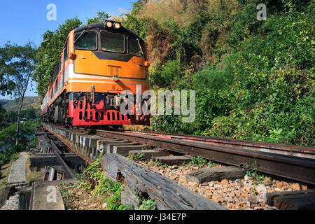 Treni che circolano sulla morte ferrovie via di attraversamento fiume Kwai in Kanchanaburi Thailandia ferrovie questa importante destinazione della II guerra mondiale storia builte Foto Stock