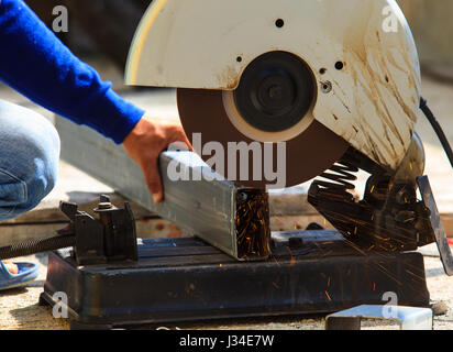 Metallo industriale utensile di taglio in fabbrica del ferro shop lavorando e tagliato sul foglio di acciaio contro la bella scintille di fuoco Foto Stock