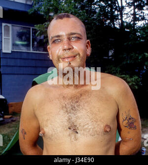 Uomo con body piercing in occasione del venticinquesimo anniversario di Woodstock music festival in Winston Farm in Saugerties, New York, 12 agosto 1994. Foto di Mark Reinstein Foto Stock