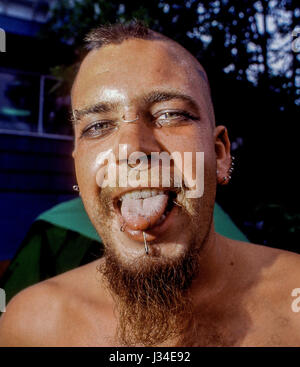 Uomo con body piercing in occasione del venticinquesimo anniversario di Woodstock music festival in Winston Farm in Saugerties, New York, 12 agosto 1994. Foto di Mark Reinstein Foto Stock