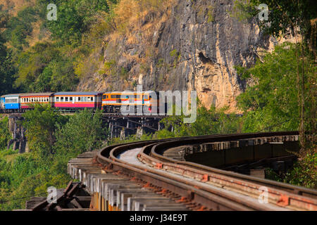 Treni tailandese in esecuzione sulla morte ferrovie Attraversamento fiume Kwai in Kanchanaburi confine occidentale della Thailandia-Birmania (Myanmar) importante pietra miliare e destinatio Foto Stock