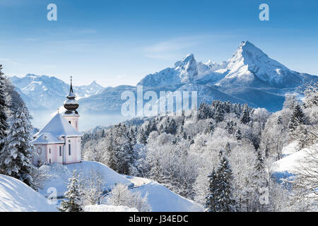 Vista panoramica della splendida winter wonderland paesaggio di montagna delle Alpi con la chiesa di pellegrinaggio di Maria Gern e famoso vertice Katzmann, Bavaria Foto Stock