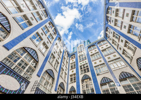 Fondo un ampio angolo di visione del cortile interno con bella facciata al famoso Hackesche Hofe complesso edilizio, distretto di Spandauer Vorstadt, Berlino Foto Stock