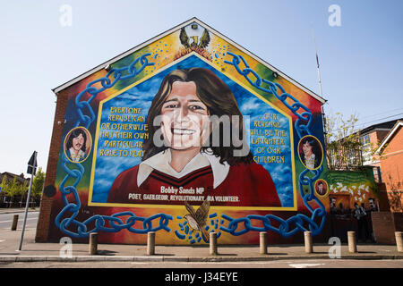 Bobby Sands murale sulla strada cade al di fuori del Sinn Fein Uffici Foto Stock