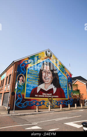 Bobby Sands murale sulla strada cade al di fuori del Sinn Fein Uffici Foto Stock