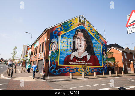 Bobby Sands murale sulla strada cade al di fuori del Sinn Fein Uffici Foto Stock