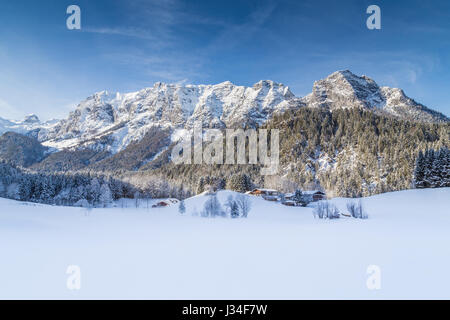 Vista panoramica di inverno bellissimo paesaggio di montagna nelle Alpi Bavaresi con Reiteralpe mountain range in background, Berchtesgaden, Germania Foto Stock