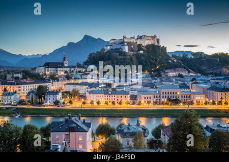Nel centro storico della città di Salisburgo con la Fortezza Hohensalzburg al crepuscolo, Salzburger Land, Austria Foto Stock