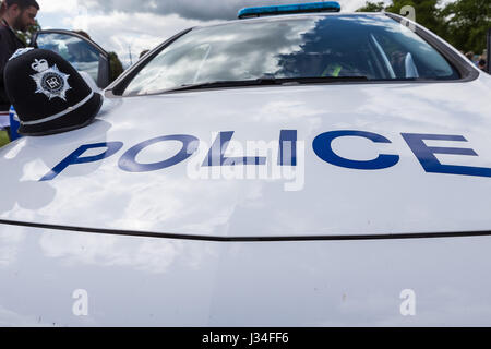 Ampia angolazione della parte anteriore e il cofano di una polizia pattuglia contrassegnati con una vettura della polizia di Bedfordshire casco seduto sul cofano dalla porta del conducente Foto Stock