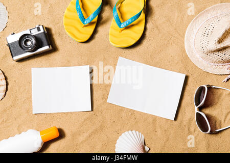 La vacanza estiva composizione. Il flip flop, cappello e altre cose Foto Stock