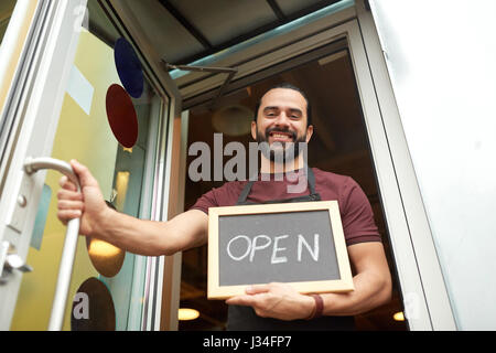 Uomo o cameriere con blackboard presso il bar porta di ingresso Foto Stock