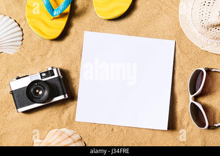 La vacanza estiva composizione. Il flip flop, cappello e altre cose Foto Stock