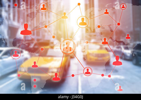 Social networking technologies su new york taxi. Social media concept Foto Stock