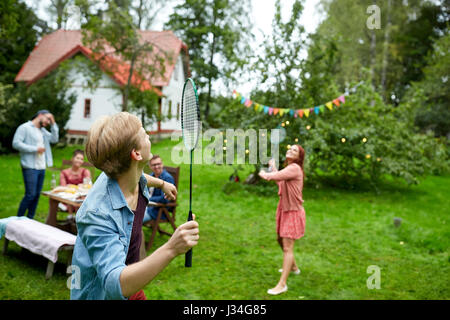 Happy amici a giocare a badminton giardino estivo Foto Stock