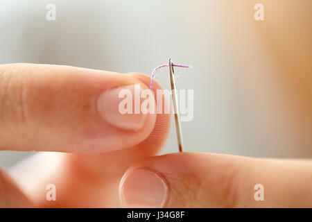 Le mani della donna su misura ago passafilo Foto Stock