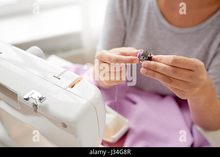 Adattare la donna con lo stelo di cucitura a macchina Foto Stock